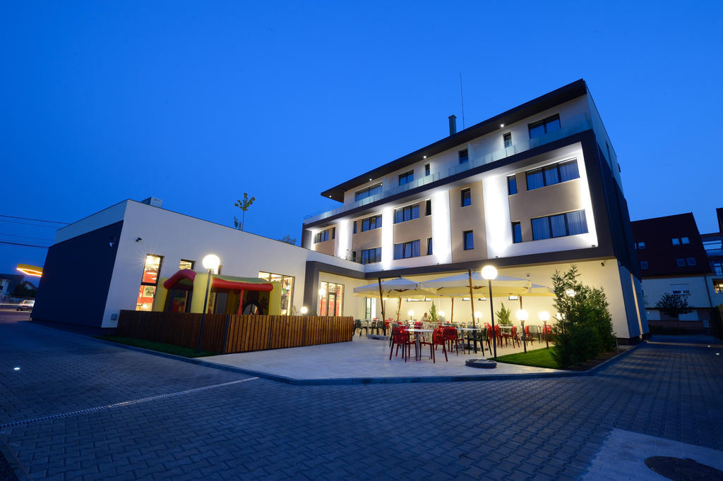 Hotel Galaxy Dumbravita  Buitenkant foto
